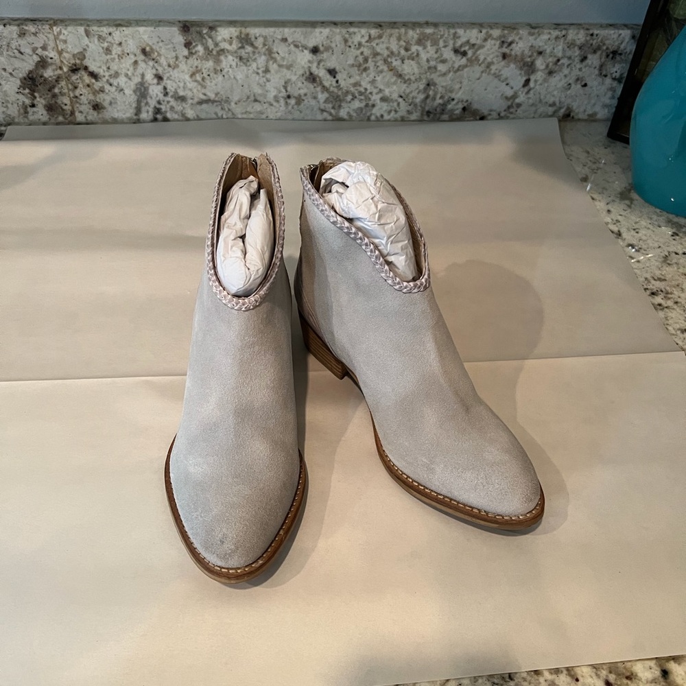 Journee Signature Gracie Western Suede Ankle Boots Gray Size 6 NEW